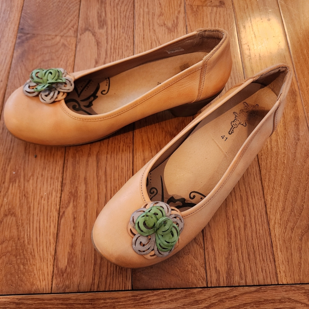 Portofino chunky slip on heels with adjustable flower size 10